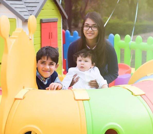 करिश्मा कपूर के दोनों बच्चों के साथ खेलते हुए तैमूर . नोट: सभी फोटोज इंस्टाग्राम से ली गई हैं.