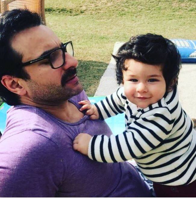 इस तस्वीर में पापा के साथ तैमूर मस्ती करते नजर आ रहे हैं. ये तस्वीर आज करण जौहर ने अपने सोशल मीडिया अकाउंट पर शेयर की थी.
