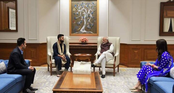 विराट कोहली और अनुष्का शर्मा 21 दिसंबर को दिल्ली में शादी का ग्रैंड रिसेप्शन देने वाले हैं. दोनों ने अपने करीबियों को कार्ड भी दे दिए हैं. 