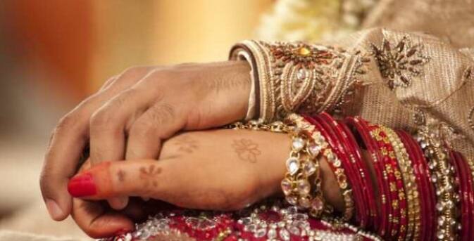 जात-पात को खत्म करने की दिशा में बेहद महत्वपूर्ण कदम उठाने वाले देश के संविधान निर्माता डॉ भीमराव अंबेडकर कहा करते थे कि अगर इस देश से जाति व्यवस्था खत्म करनी है तो अंतरजातीय विवाह और अंतरजातीयखान-पान को बढ़ावा देना होगा. आजादी के 70 साल बाद भी भारत जैसे घोर जातीवादी समाज देश में दो अलग-अलग जातियों के बीच शादी करना एक बेहद चुनौतीपूर्ण काम है. लोग अपनी तथाकथित शान के खातिर अपने बेटे-बेटियों की हत्या तक कर देते हैं लेकिन उनकी शादी नहीं होने देते हैं.