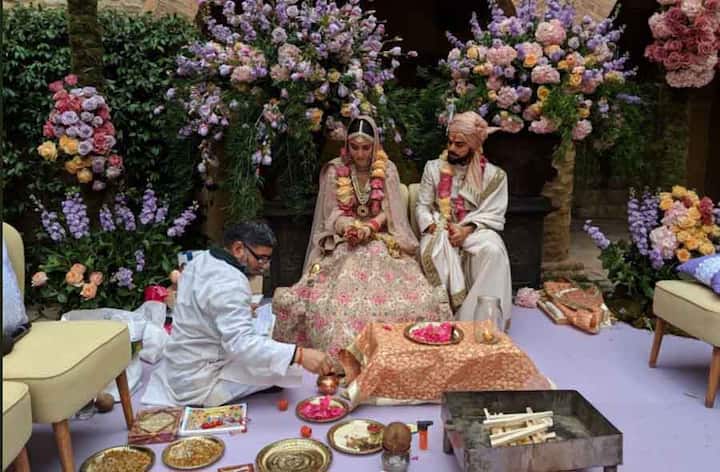 विराट-अनुष्का 21 दिसंबर यानि आज सीक्रेट वेडिंग की ग्रैंड रिसेप्शन पार्टी के लिए तैयार हैं. ये रिसेप्शन पार्टी दिल्ली के ताज डिप्लोमैटिक एनक्लेव में होनी वाली है.