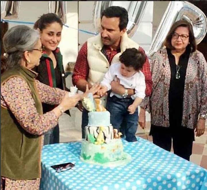 केक काटने के दौरान तैमूर की दादी और नानी भी मौजूद थीं. उनकी ये तस्वीरें भी खूब पसंद की जा रही हैं.