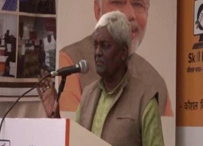 मध्य प्रदेश से बीजेपी के विधायक पन्नालाल ने विदेश में शादी करने पर विराट और अनुष्का की देशभक्ति पर सवाल उठाया था. यही नहीं बीजेपी के एक और नेता अनंतनाग के रफीक वानी ने उनके हनीमून स्पॉट के सेलेक्शन पर सवाल उठाया.