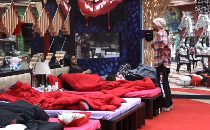  हिना की ये बात सुनकर शिल्पा विकास के खिलाफ हो गई. जैसे ही विकास गुप्ता को यह बात मालूम चली तो उन्होंने प्रियांक से कहा, ''मैंने तुमसे कब कहा कि मैं हितेन को नहीं बचाना चाहता?'' विकास गुप्ता की बात पर प्रियांक ने कहा, ''मुझे ऐसा लगा था पर सच ये है कि आप हितेन को ही बचाते.''