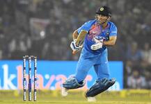 क्या वाकई मैदान में कंप्यूटर से भी तेज चलता है धोनी का दिमाग?