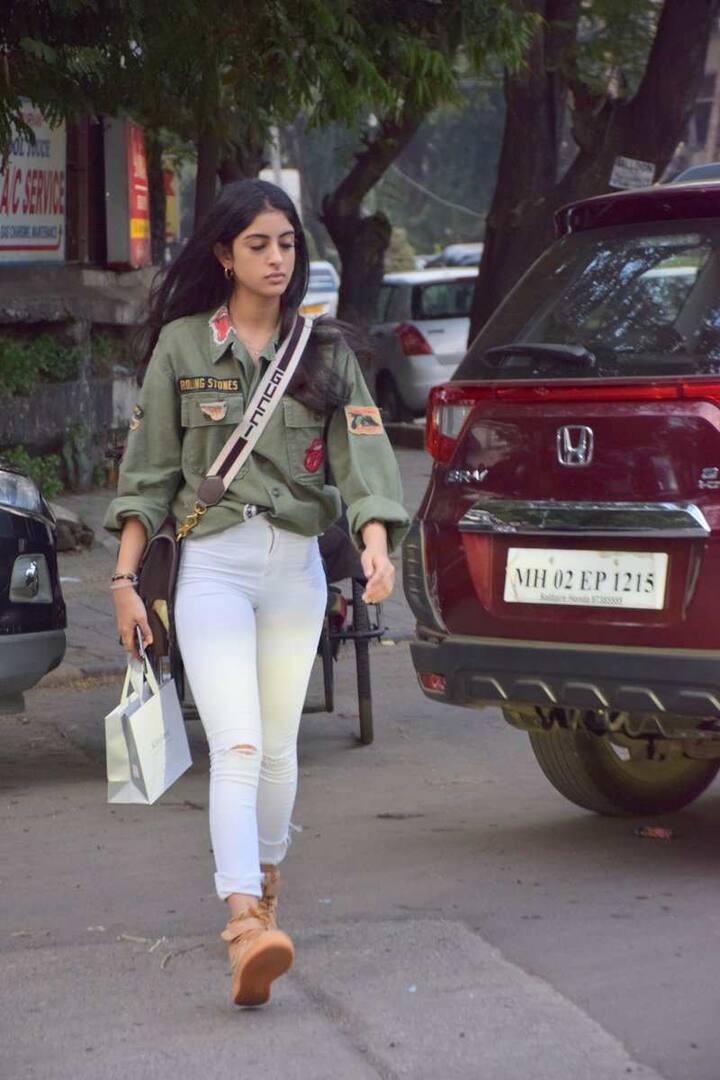 उनकी ये तस्वीरें मुंबई से आई हैं. 