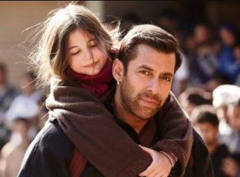 बजरंगी भाईजान: साल 2015 में आई फिल्म 'बजरंगी भाईजान' सलमान की सुपरहिट फिल्मों में शुमार है. इस फिल्म में स,लमान से ज्यादा लाइमलाइट हर्षाली को मिली है. फिल्म ने बॉक्स ऑफिस पर 320.34 करोड़ रुपए की मोटी कमाई की थी.