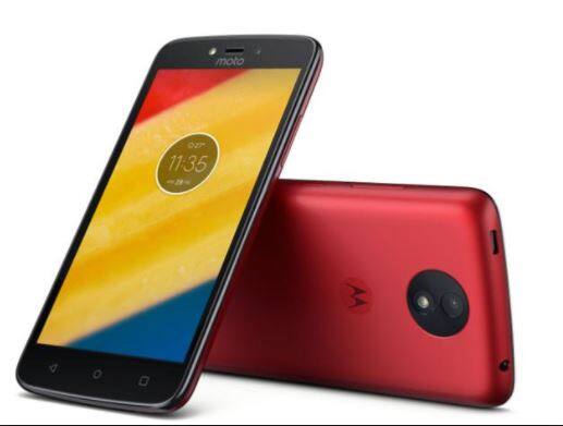 Moto C: मोटो C पर कंपनी छोटा डिस्काउंट दे रही है. इसे 5,499 रुपये में खरीदा जा सकता है. जिसकी बाजार में कीमत 5,499 रुपये होगी. इसमें 5 इंच की स्क्रीन दी गई है. 1.1GHz मीडियाटेक क्वार्डकोर कॉर्टेक्स प्रोसेसर दिया गया है साथ ही 1 जीबी की रैम दी गई. 2350mAh की बैटरी दी गई है.