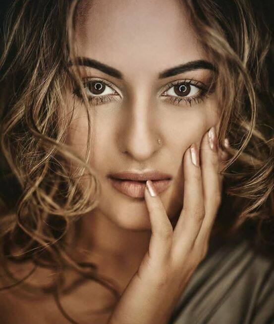  तस्वीरों में आप सोनाक्षी सिन्हा को देख सकते हैं.