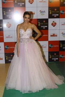  अवॉर्ड शो में सुरवीन ने ढहाया हॉटनेस का कहर