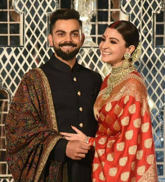  सोशल मीडिया पर ड्रेस के बारे में पोस्ट करते हुए सब्यासाची ने खुलासा किया है कि विराट की शेरवानी में जो बटन लगे हैं वो कितने कीमती है. उन्होंने बताया है कि ये 18 कैरेट के सोने के बटन हैं. 