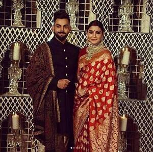 ऐसे में विराट की बंद गले की शेरवानी और अनुष्का की बनारसी साड़ी सभी को काफी लुभा रही है. दोनों के इन कपड़ों को भी सब्यासाची मुखर्जी ने ही डिजाइन किया है. 