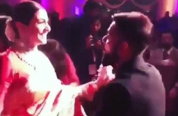 virat kohli and anushka sharma awesome dance at their reception Video: डांस के बीच विराट ने अनुष्का को लगा लिया गले, मां को कुर्सी से उठा कर नचाया