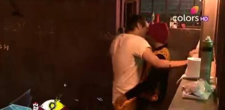 सोशल मीडिया पर वायरल हो रहे वीडियो में विकास गुप्ता, आकाश ददलानी के लिप्स पर 'किस' करने की कोशिशें करते हैं. जिससे नाराज होकर आकाश उन्हें धक्का मार देते हैं.