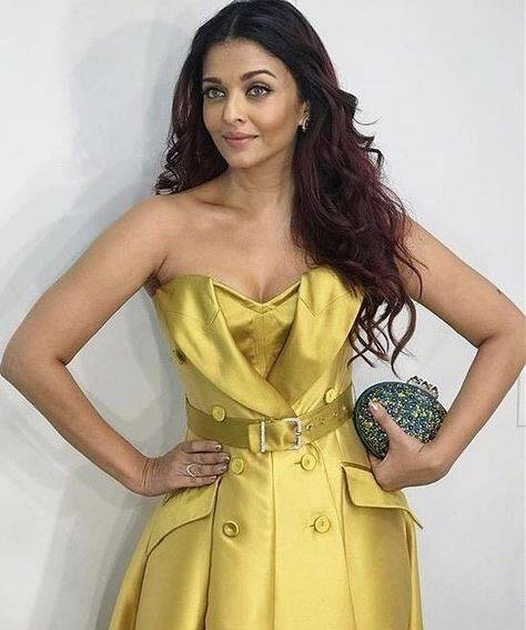 ऐश्वर्या राय- मिस वर्ल्ड विजेता रही चुकीं खूबसूरत अभिनेत्री ऐश्वरर्या राय को इस बार दुनिया की सबसे खूबसूरत, लोकप्रिय और सफल सलेब्रिटी के रूप में रेटिंग मिली. आज ऐश्‍वर्या ना सिर्फ बेहतर अभिनेत्री है बल्कि एक मां भी हैं. कान फिल्म फेस्टिवल में एक ज्यूरी मेंबर के तौर पर चैरिटी ऑर्गनाइजेशन की ऐम्बेंस्डर बनने वाली पहली भारतीय अभिनेत्री ऐश्वर्या को भी इस साल इंटरनेट पर खूब सर्च किया गया. 