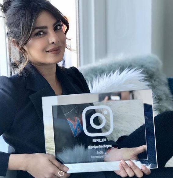प्रियंका चोपड़ा- ये कहना गलत होगा कि सिर्फ हॉलीवुड फिल्मी ‘बेवाच’में इस साल देसी गर्ल प्रियंका चोपड़ा के काम करने के कारण उन्हें सबसे ज्यादा सर्च किया गया. इसके अलावा भी प्रिंयका चोपड़ा का नाम फोर्ब्स 2017 की '100 मोस्ट पॉवरफूल वूमन' लिस्ट में शामिल हुआ था. इसके अलावा क्वांटिको सीरिज को लेकर भी प्रियंका इस साल चर्चा में रहीं. प्रियंका के इंस्टाग्राम पर भी 20 मिलियन फॉलोअर्स की संख्या पार हो गई. इन सभी कारणों के चलते याहू इंडिया की मोस्ट सर्च्ड‍ फीमेल सेलिब्रिटी में प्रियंका चोपड़ा का नाम दूसरे नंबर पर है.