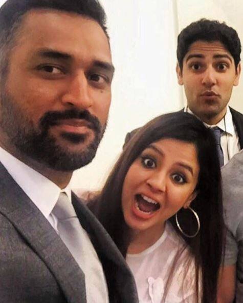 चौंकाने वाली बात तो ये है कि चारों तरफ से रिटारमेंट की मांग झेल रहे भारत के पूर्व दिग्गज कप्तान एमएस धोनी लिस्ट में आठवें नंबर पर हैं. आठवां स्थान हासिल करने वाले धोनी ने इस साल 63 करोड़ से ज़्यादा की कमाई की है.