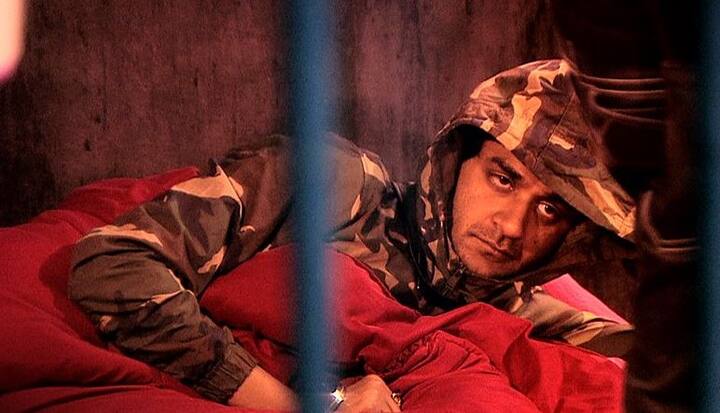 विकास गुप्ता को नहीं निकालने के वजह टीवी इंडस्ट्री में उनकी ऊंची पहुंच होना बताया जा रहा है.