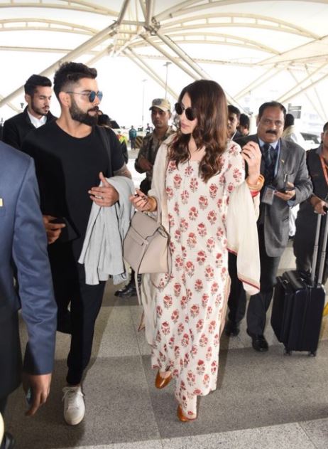 इस दौरान अनुष्का शर्मा अनुष्का काफी फ्री स्टाइल कपड़ों में काले रंग के चश्में में बेहद प्रिटी लग रही थी. विराट भी गजब के एयरपोर्ट लुक में नजर आ रहे थे.