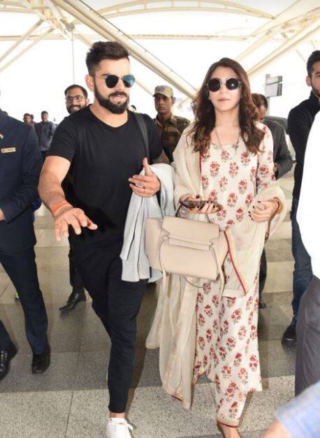 दिल्ली में हुई रिसेप्शन में विराट और अनुष्का के कई दोस्त आए थे. वहीं पीएम मोदी स्पेशल गेस्ट के तौर पर इस कपल को आशीर्वाद देने आए थे.