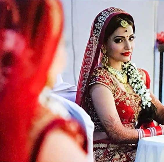 नवीना बोले- सभी को सर्प्राइज़ देते हुए 4 मार्च 2017 को इश्कबाज़ की नायिका नवीना ने शादी की. इन्होंने अपने करीबी दोस्तों और परिवार की मौजूदगी में अपने प्रेमी करणजीत से शादी की. दोनों ने तीन फंक्शन करने का फैसला किया जिसमें मेंहदी, संगीत और शादी के साथ ही एक भव्य रिसेप्शन पार्टी शामिल थी.