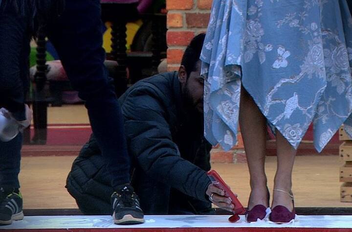 बिग बॉस ने घरवालों से कहा था कि गॉर्डन एरिया में एक फोटो फ्रेम लगाया गया है. जो भी दावेदार सबसे पहले इस फ्रेम से बाहर आ जाएगा, वह कैप्टेंसी की रेस से बाहर हो जाएगा. 