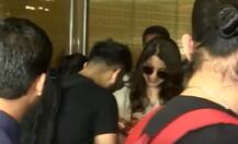 Video: मुंबई पहुंचे विराट-अनुष्का, एयरपोर्ट पर अनुष्का को संभालते दिखे विराट