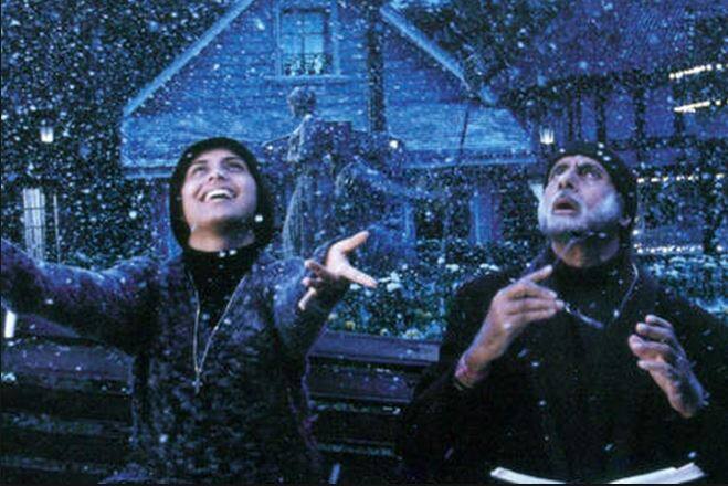 3.ब्लैक- यह फिल्म एक नेत्रहीन-मूक-बधिर लड़की की जीवन पर आधारित है. संजयलीला भंसाली की यह फिल्म विकलांगता के एक ऐसे पहलू को दिखाती है कि जो बेहद तकलीफदेह और मार्मिक है. फिल्म में अमिताभ बच्चन और रानी मुखर्जी मुख्य भूमिका में हैं. 