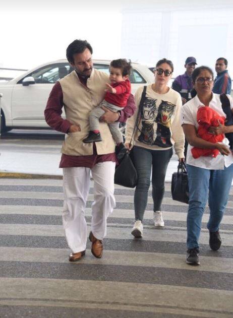 सैफ-करीना और तैमूर तीनों ही थके हुए लग रहे थे. तैमूर पापा की गोद में थे वहीं करीना बैग्स संभालती नजर आईं. (तस्वीर: मानव मंगलानी)