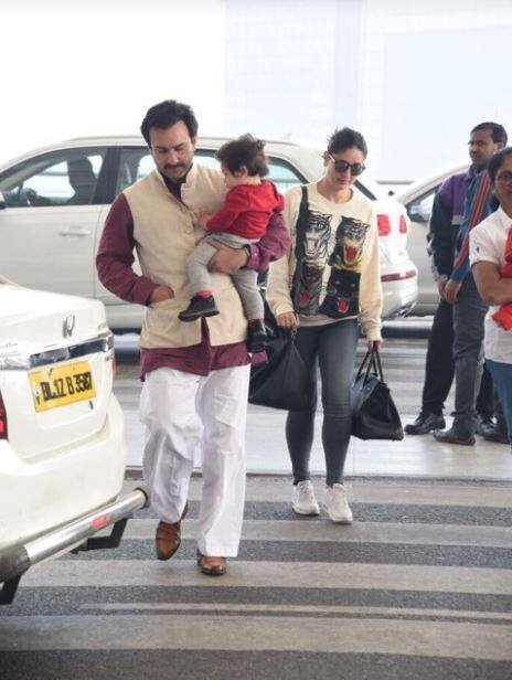 तैमूर लाल रंग की स्वैटशर्ट और नीले रंग की में बहुत क्यूट लग रहे थे. वहीं करीना जींस और फुल स्लीव्स टॉप में सनग्लासेज में बेहतरीन एयरपोर्ट लुक में नजर आईं. (तस्वीर: मानव मंगलानी)
