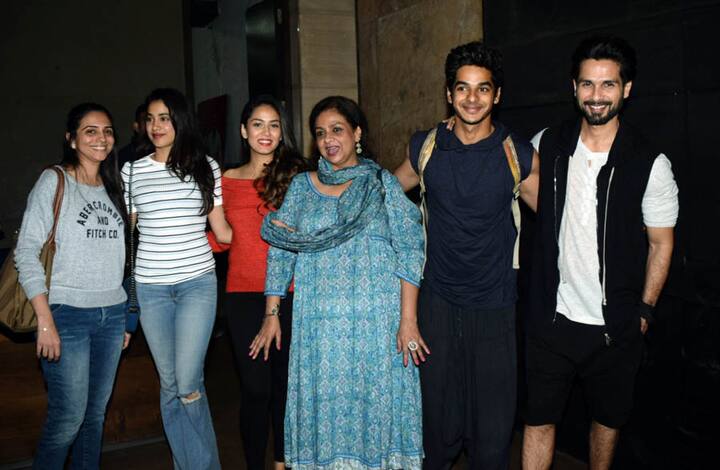 इस स्क्रीनिंग में शाहिद और ईशान की मां नीलीमा भी पहुंचीं. पूरे परिवार ने कुछ यूं पोज दिया. (Photo: fotocorp)