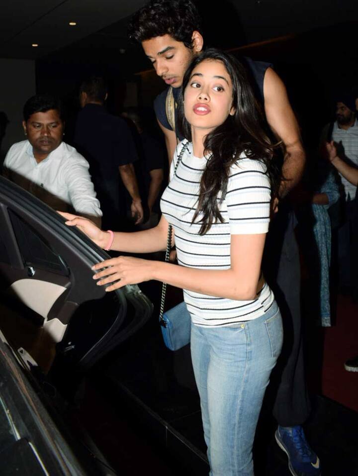 यहां पर सिर्फ शाहिद के भाई ईशान खट्टर भी यहां जाह्नवी कपूर के साथ पहुंचे. (Photo: fotocorp)