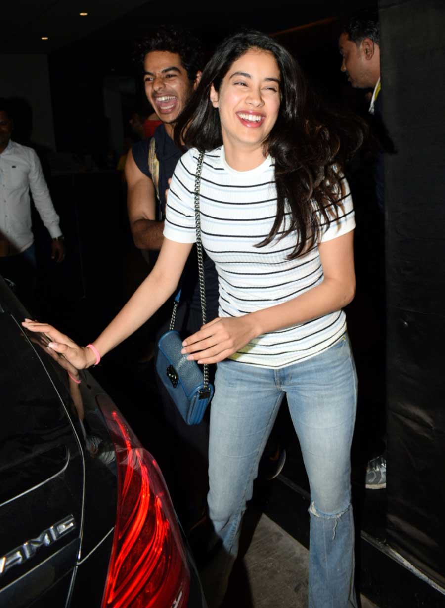 जाह्नवी और ईशान फिल्म धड़क से बॉलीवुड में डेब्यू कर रहे हैं. ये दोनों इस फिल्म की शूटिंग का पहला शेड्यूल पूरा करके वापस मुंबई लौटे हैं.