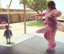 दादी से डांस क्लास ले रही हैं शाहिद कपूर की बेटी मीशा, देखिए तस्वीर