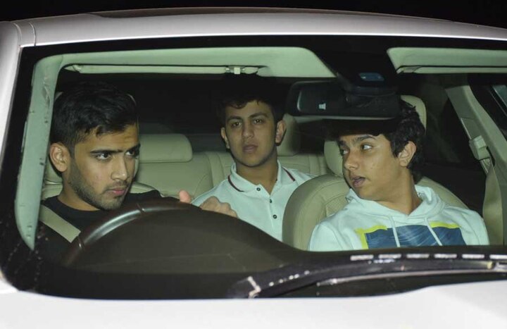 खान परिवार के बच्चे भी इस फिल्म को देखने पहुंचे.