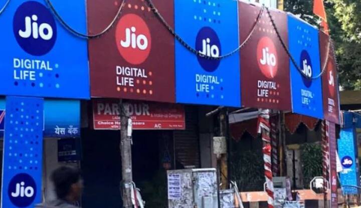  इसके अलावा रिलायंस ट्रेंड से ग्राहक को 1,999 रुपये की शॉपिंग करने पर 500 रुपये का डिस्काउंट मिलेगा. इस तरह कंपनी कुल 2599 रुपये का फायदा 399 के रिचार्ज पर दे रही है.