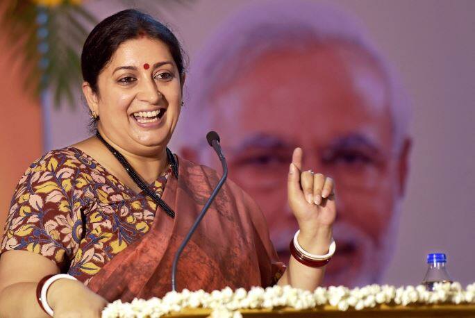 छठे नंबर पर अभिनेत्री से नेत्री बनीं केंद्रीय मंत्री स्मृति ईरानी हैं. ट्विटर पर स्मृति ईरानी को फॉलो करने वालों कि कुल संख्या 7.63 मिलियन है. स्मृति 303 लोगों को फॉलो करती हैं.