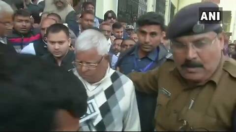 चारा घोटाला: जेल जाते वक्त लालू यादव का ट्वीट- ना ज़ोर चलेगा लाठी का, लालू लाल है माटी का... चारा घोटाला: जेल जाते वक्त लालू यादव का ट्वीट- ना ज़ोर चलेगा लाठी का, लालू लाल है माटी का...