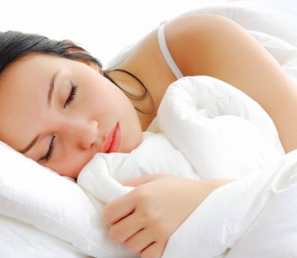 अच्छी नींद के लिए अपने कमरे में एक शांत माहौल बनाना आवश्यक है जिसके लिए आप अपने बेडरूम में सेल फोन, कंप्यूटर, टैबलेट, टीवी और अन्य गैजेट की स्क्रीन से निकलने वाली सभी तरह की नीली रोशनियों को बंद कर दें.