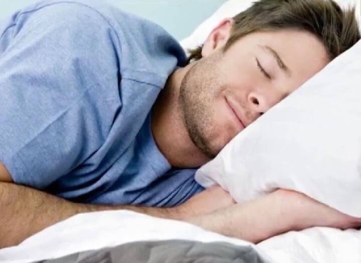 क्या आपकी नींद को बाइक और कारों की आवाजें बाधित करती हैं? नींद के दौरान इन सभी बाहरी बाधाओं को अनदेखा करने का सबसे अच्छा तरीका है म्यूजिक को सुनना. म्यूजिक जैसे पत्तियों का हिलना, झरने का गिरना इत्यादि. म्यूजिक में आपको आराम करने और नींद की तरफ प्रेरित करने की क्षमता होती है.