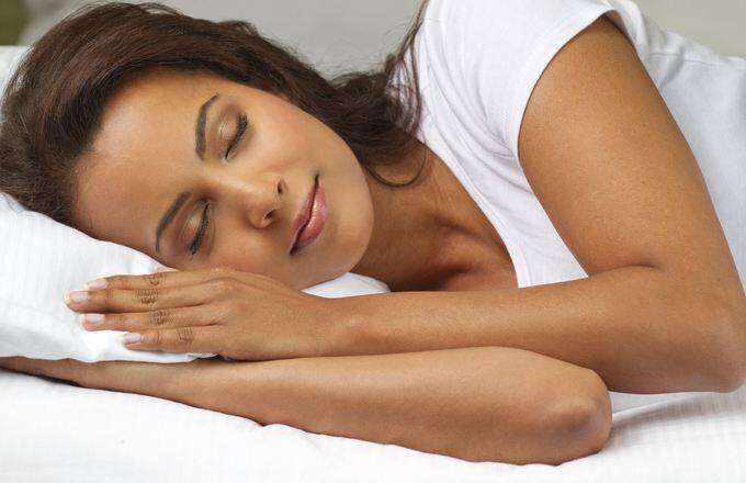 यदि आप नींद न आने की वजह से संघर्ष कर रहे हैं, तो आप बिस्तर पर जाने से पहले चेरी के जूस पीने की कोशिश करें. कई अध्ययनों के अनुसार, चेरी में मेलाटोनिन होते हैं. मेलाटोनिन एक हार्मोन है जो नींद के पैटर्न को विनियमित करने में मदद करता है.