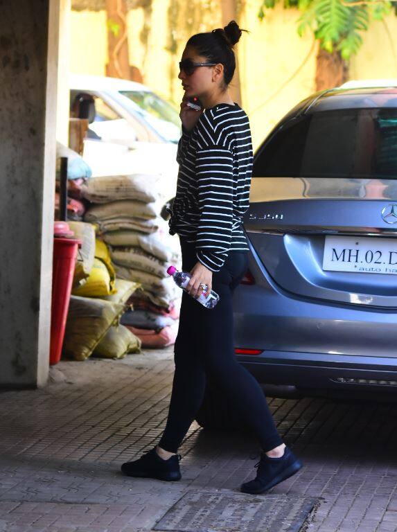 करीना बेटे के बर्थडे के पूरे परिवार के साथ पटौदी पैलेस में जश्न मनाने गईं थी. जहा से उनकी बहन करिश्मा कपूर ने सोशल मीडिया पर पल पल के अपटे्स दिए थे. (तस्वीर: मानव मंगलानी)