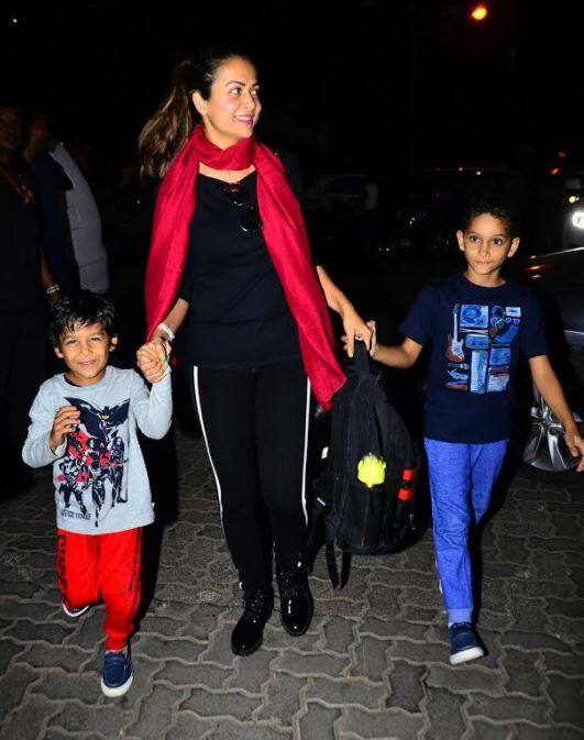 दोनों बेटों का हाथ पकड़े वापस लौटती अमृता अरोड़ा. (तस्वीर: मानव मंगलानी)