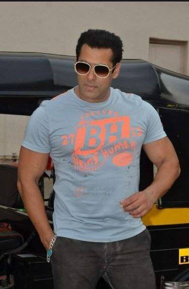 सलमान बताते हैं कि एड के बाद भी सलमान के काम को खास सराहना नहीं मिली औऱ न ही लोगों ने उनके काम को बहुत ज्यादा नोटिस ही किया. उस समय आनंद गिरधर 'बदनाम' नाम की एक बीग्रेड फिल्म बना रहे थे, जिसके लिए सलमान उनके पास गए. लेकिन आनंद ने उन्हें अपनी फिल्म में लेने से इंकार कर दिया. उनका कहना था कि उनकी फिल्म के किरदार के लिए उन्हें एक मेच्योर व्यक्ति की जरूरत है जो कम से कम देखने 35 साल का लगे. बस ये कहते हुए उन्होंने सलमान को वहां से निकाल दिया.