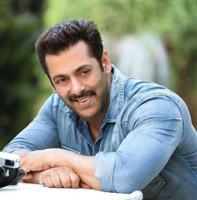 सलमान आज से ही नहीं शुरू से ही अपनी फिटनेस को लेकर खासा चिंतित रहते थे. उन्हें उनका पहला ऐड दिलाने में उनकी फिटनेस ने काफी मदद की थी. तब से लेकर आज तक उन्होंने ये सिलसिला जारी रखा है. अब तो सिक्स पैक एब्स और चौड़ा सीना उनकी पुख्ता पहचान बन गई. ‘हम आपके हैं कौन’ के स्वीट प्रेम से लेकर बजरंगी भाईजान तक उन्होंने ये जारी रखा है.