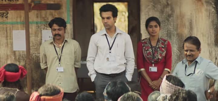 राजकुमार राव की फिल्म न्यूटन एक बेहद अलग लेकिन वाजिब मसले पर बनाई गई फिल्म है. फिल्म में देश के लोकतंत्र पर कैसे नींव मतदानों पर टिकी है और देश के कई दूर दराज और नकस्ली प्रभावित इलाकों में वोटिंग करवाना कितना मुश्किल है और सेना कैसे इसका मजाक उड़ाती है ये दिखाया गया है. हालांकि फिल्म में दोनों लोकतंत्र के दोनो ही चेहरे दिखाए गए हैं. एक वो जिसमें सत्ता के दम पर लोकतंत्र का गला घोटने की कोशिश होती है और दूसरा वो जिसमें सरकारी इलेक्शन कमीशन किस शिद्दत से अपना काम करती है.
