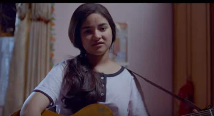 बड़ौदा के छोटे से शहर की 'सीक्रेट सुपरस्टार' एक बड़ी हिट साबित हुई थी. कम बजट बनी यह फ़िल्म अपने बजट से चार गुना कमाई करने में कामयाब रही थी. परिवार विरोध के कारण बिना नाम बताए अपने सपनों को पूरा करने वाली उस लड़की की कहानी ने बखूबी दर्शकों को अपनी तरफ आकर्षित किया और परिणामस्वरूप फ़िल्म ने बॉक्स ऑफिस पर धूम मचा दिया. 15 करोड़ रुपये के बजट में बनी इस फ़िल्म ने बॉक्स ऑफिस पर कुल 60 करोड़ रुपये जमा किए.