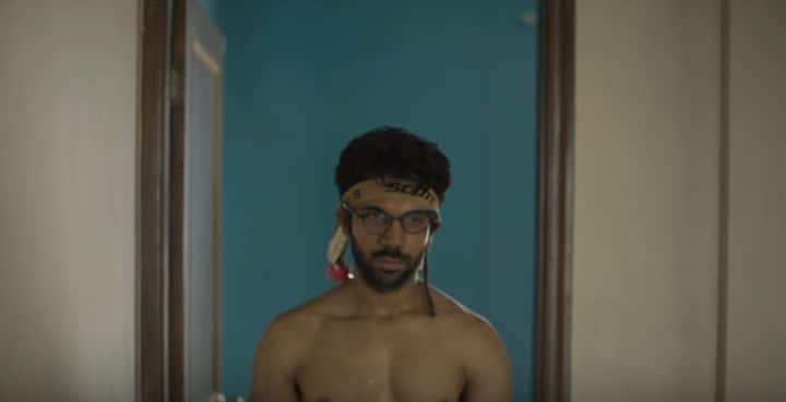 राजकुमार राव की ही फिल्म ''ट्रैप्ड'' हमारी आस पास के तेजी से बदलते एक ऐसे मसले को उठाता है, जो कहने को तो प्रोग्रेसिव है लेकिन कभी-कभी ये कितना घातक हो सकता है. फिल्म में मल्टीस्टोरी बिल्डिंग्स के बारे में दिखाया गया है, जहां राजुकमार 35वें माले पर फंस जाता है और उसकी आवाज सुनने वाला कोई नहीं है. ऐसे में उसके लिए सर्वाइवल और उस फ्लैट से बाहर निकलना कितना मुश्किल होता है. 