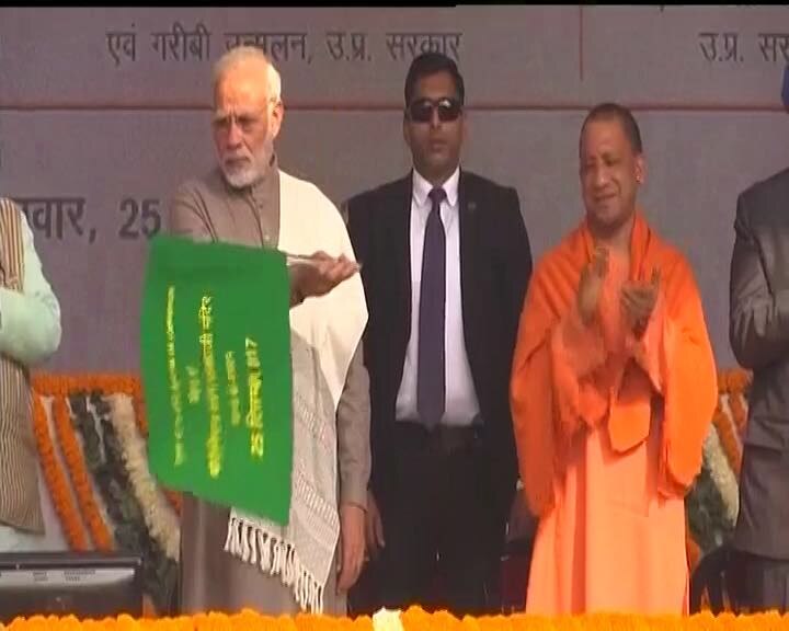PM Modi inaugurates Botanical Garden-Kalkaji metro Line पीएम मोदी ने मजेंटा लाइन मेट्रो का किया उद्घाटन, कहा- अंधिवश्वास को मानने वाले देश का क्या भला करेंगे