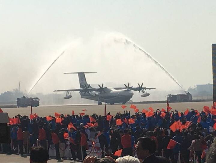 राहत और बचाव अभियान के दौरान यह प्लेन 50 लोगों को ढो सकता है, आग बुझाने के लिए 20 सेकेंड में 12 टन पानी संग्रह कर सकता है. एक बार ईंधन भरने के बाद 370 टन पानी ढो सकता है.